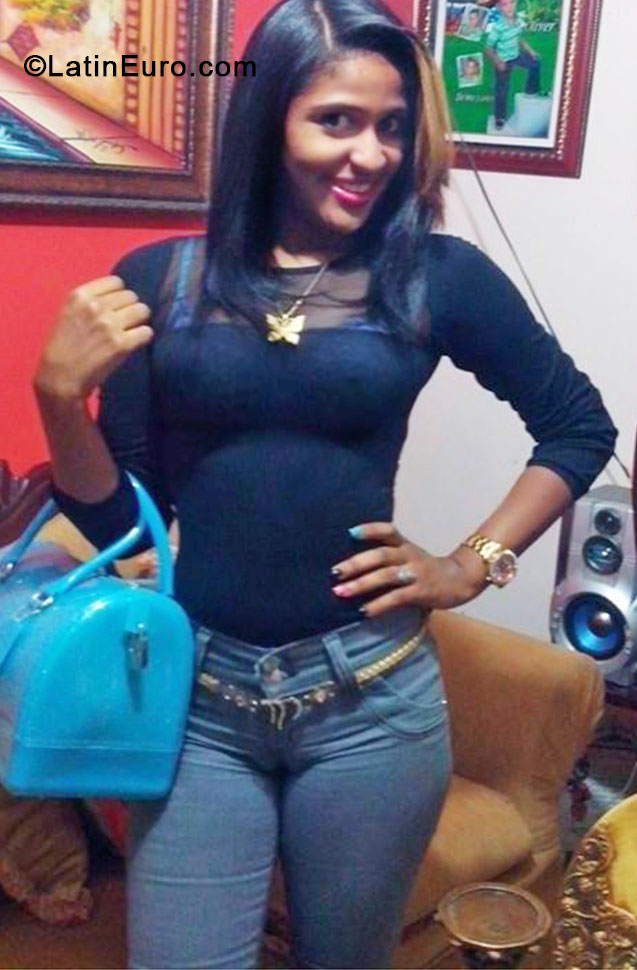 Date this nice looking Dominican Republic girl Roseli from Santo Domingo DO17369