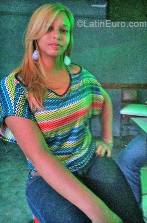 Date this hot Dominican Republic girl Melange from Santiago DO18982