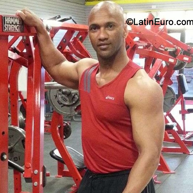 Date this nice looking United States man Efrem from Denver US15107