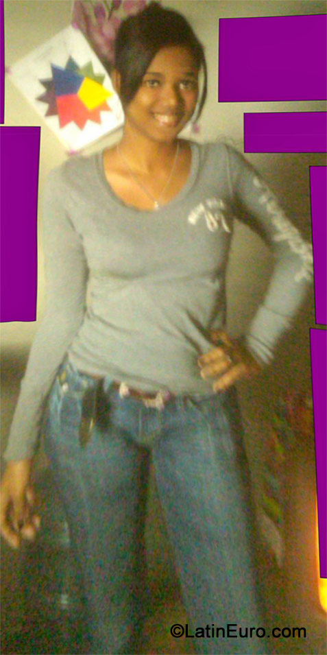 Date this beautiful Dominican Republic girl Nikaury from Santo Domingo DO19437