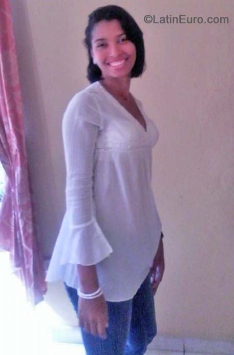 Date this passionate Dominican Republic girl Laura from Santo Domingo DO21053