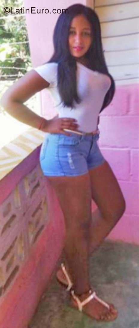 Date this foxy Dominican Republic girl Estrella from Santiago DO34136