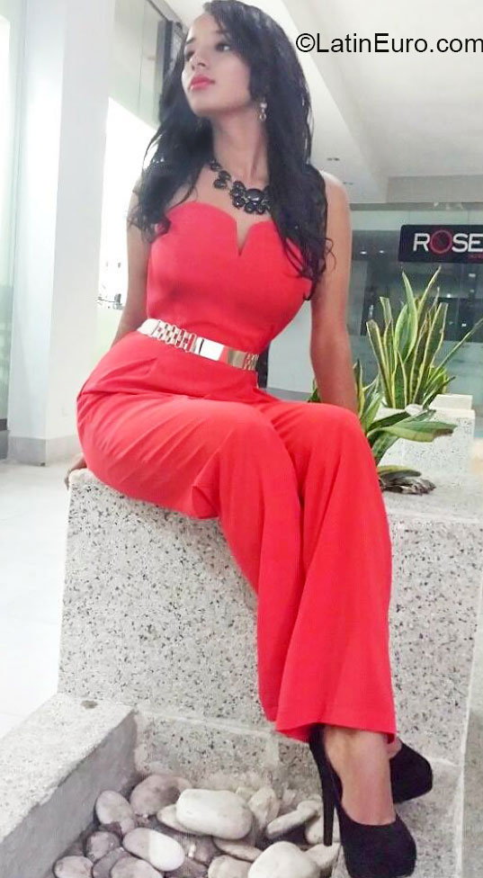 Date this sultry Dominican Republic girl Valerie from Santiago DO20681