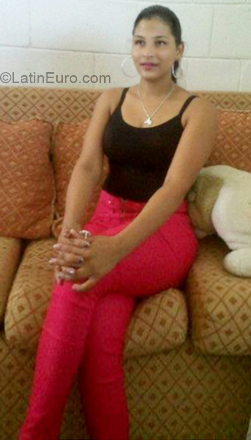Date this stunning Dominican Republic girl Leidy from Monsenor Nouel DO21315