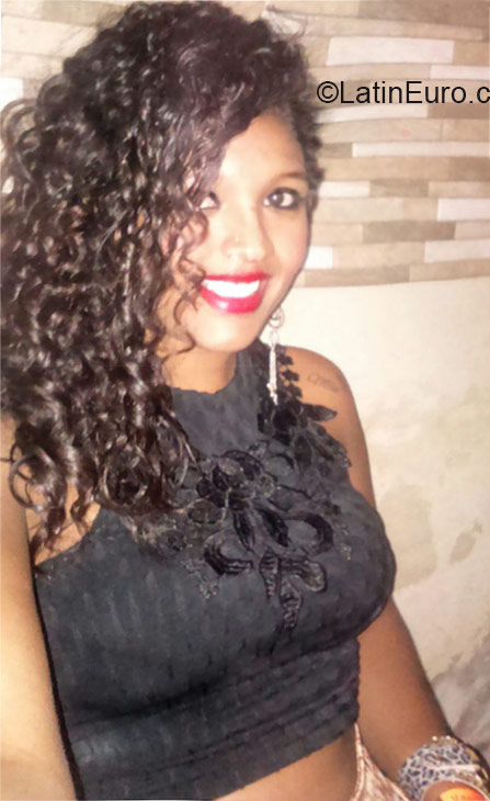 Date this happy Brazil girl Quesa from Brasilia BR9279