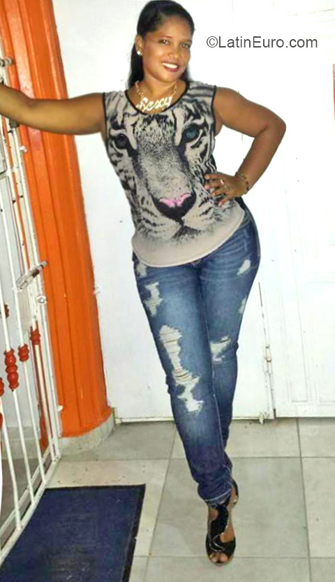 Date this exotic Dominican Republic girl Shakira from Santo Domingo DO21859