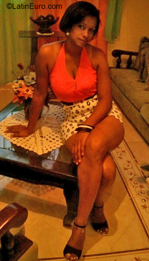 Date this sultry Dominican Republic girl Vickie from Santo Domingo DO21978