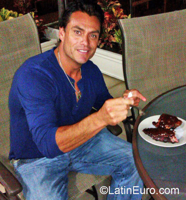 Date this charming United States man Blas from San Francisco US16173