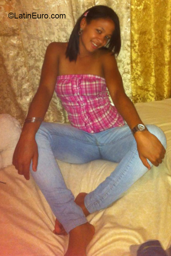 Date this beautiful Dominican Republic girl Priscila from Santo Domingo DO22329
