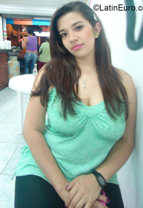 Date this nice looking Colombia girl Tatiana from Medellin CO17528