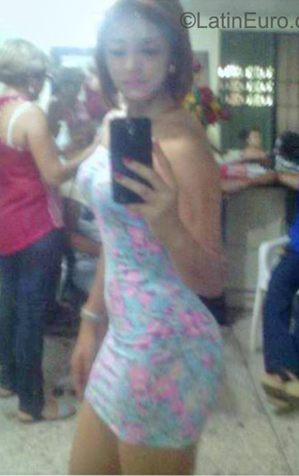 Date this hot Dominican Republic girl Iris from Santo Domingo DO22936