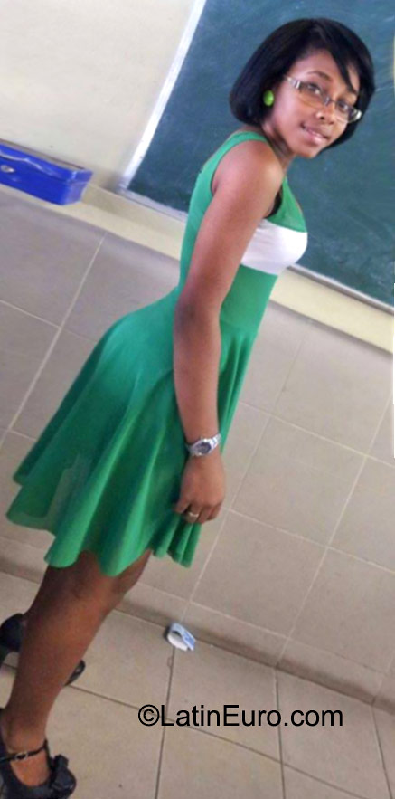 Date this good-looking Dominican Republic girl Suleii from Santo Domingo DO22937