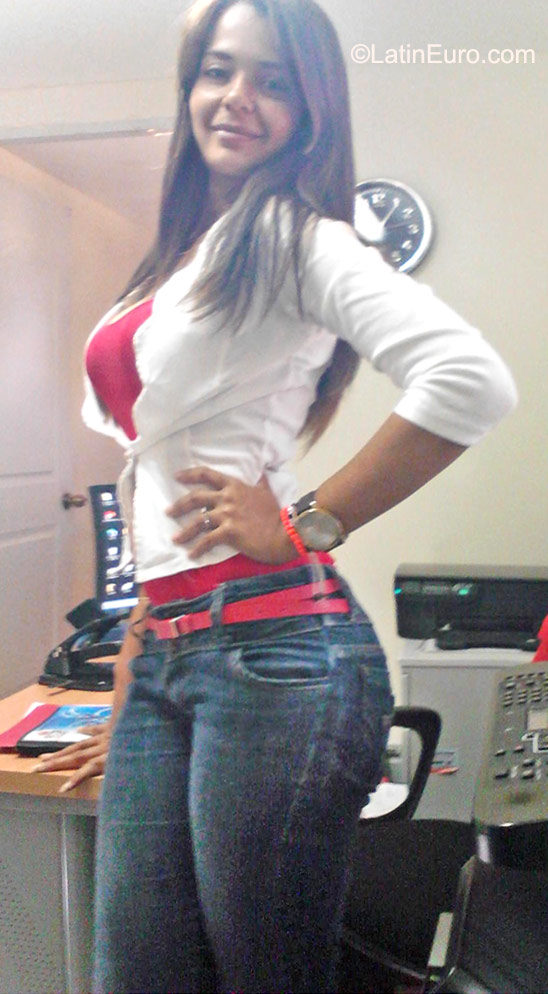 Date this happy Dominican Republic girl Kenia from Santo Domingo DO22940
