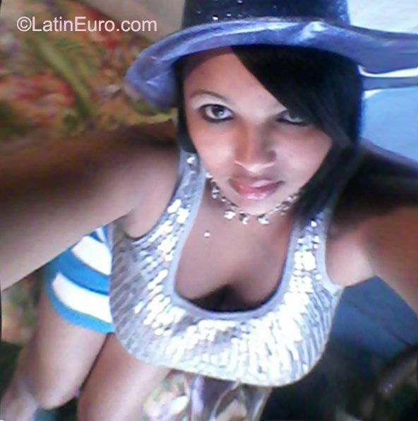 Date this foxy Dominican Republic girl Yasneski from La Vega DO22994