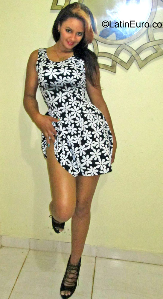 Date this happy Dominican Republic girl Ana from Santo Domingo DO23036