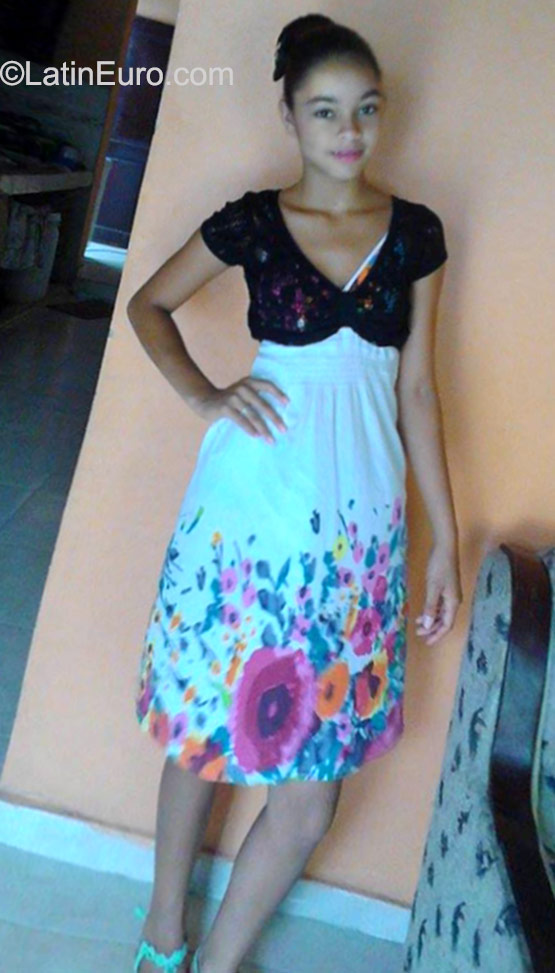 Date this happy Dominican Republic girl Albaares from Santo Domingo DO23192