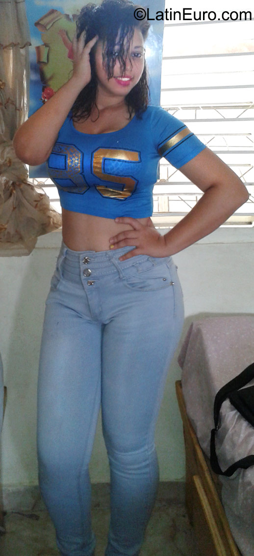 Date this young Dominican Republic girl Laura from Santo Domingo DO23207