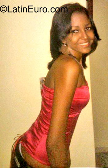 Date this nice looking Dominican Republic girl Kary from Santo Domingo DO23253