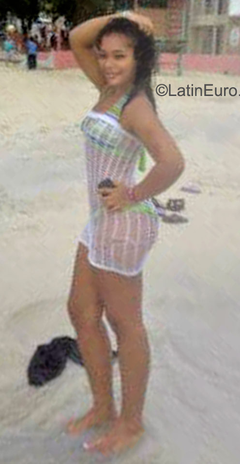 Date this happy Dominican Republic girl Carolina from Santo Domingo DO23301