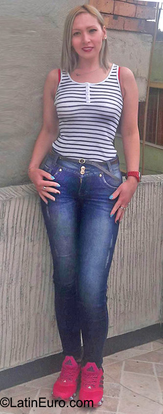 Date this tall Colombia girl Yolie from Bogota CO18067