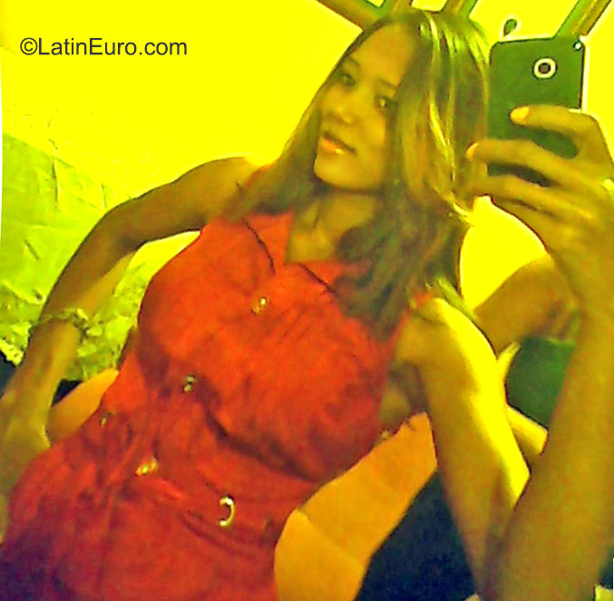 Date this happy Dominican Republic girl Yiselle from Santo Domingo DO23358