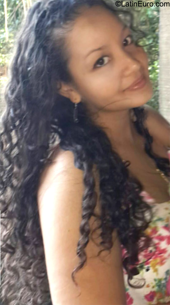 Date this fun Dominican Republic girl Dana from Roatan DO23463