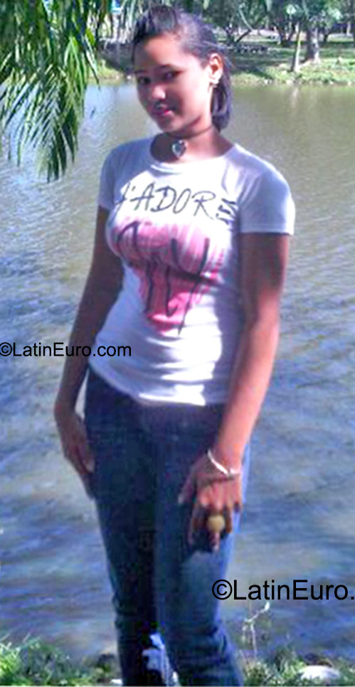 Date this stunning Dominican Republic girl Carol from Santo Domingo DO23446