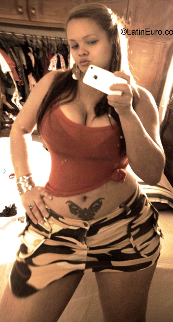 Date this happy Dominican Republic girl Cristal from Santo Domingo DO23488