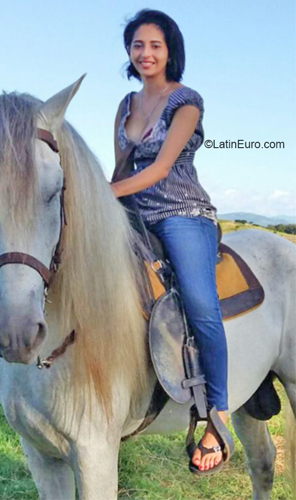Date this delightful Honduras girl Gris from San pedro sula HN1819