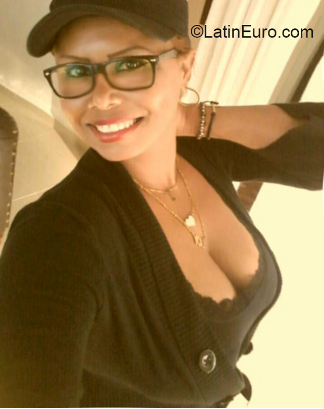Date this tall Dominican Republic girl Vero from Santo Domingo DO24026