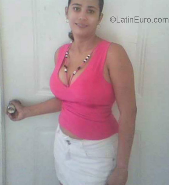 Date this foxy Dominican Republic girl Laura from La Vega DO24069