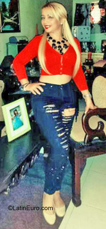 Date this athletic Dominican Republic girl Aliha from Santiago DO24373