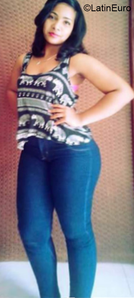 Date this sensual Dominican Republic girl Madelin from Santo Domingo DO24481