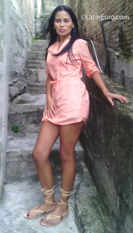 Date this stunning Colombia girl Maryauri from Cali CO18583