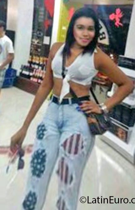 Date this happy Dominican Republic girl Esmeralda from Santo Domingo DO24798