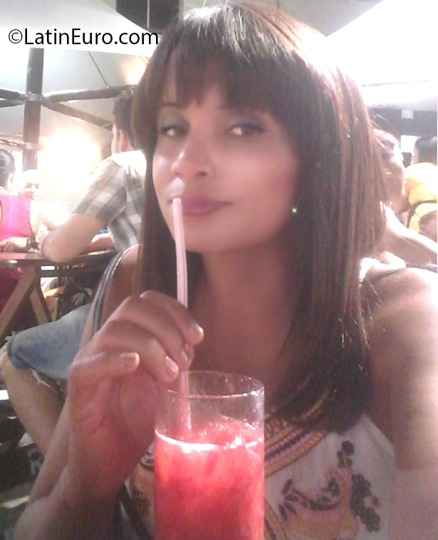 Date this happy Brazil girl Andrea from Salvador BR9565