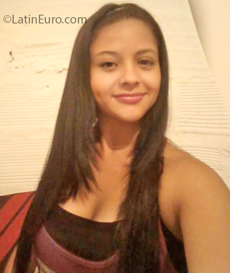 Date this good-looking Colombia girl Yesenia from Medellin CO18634