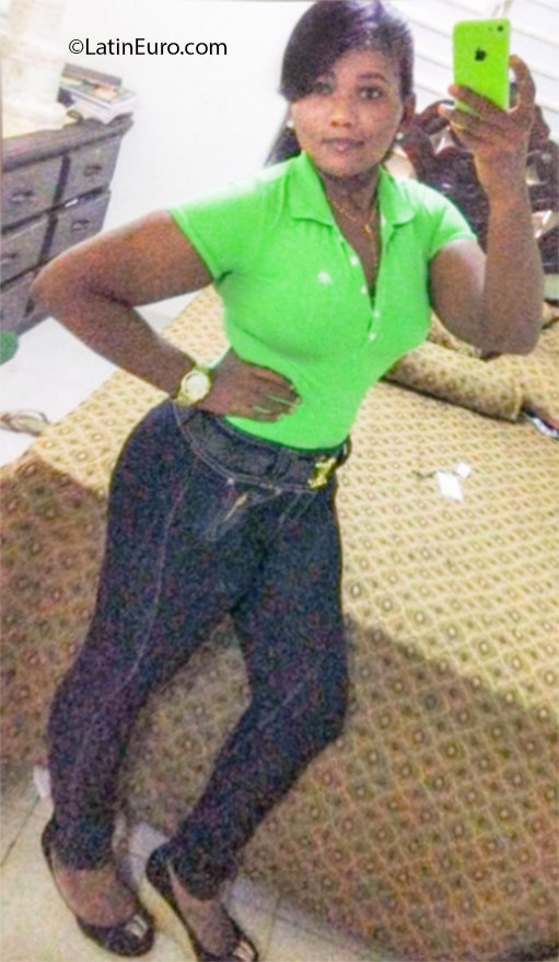 Date this sultry Dominican Republic girl Mara from Santiago DO25044