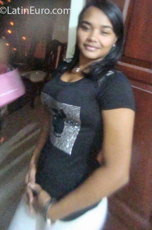 Date this sensual Dominican Republic girl Bentia from Santo Domingo DO25817