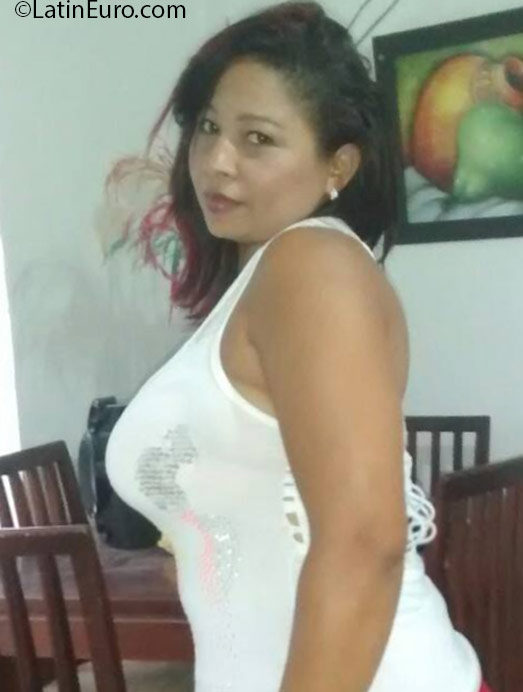 Date this happy Colombia girl Yanelis from Cartagena CO18963