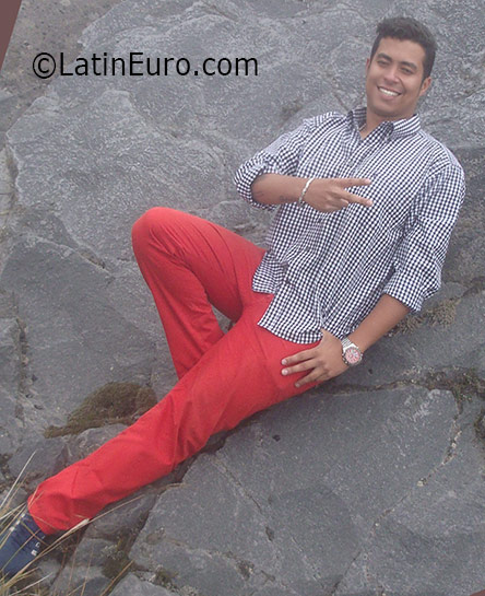 Date this lovely Colombia man Julian from manizales CO19051