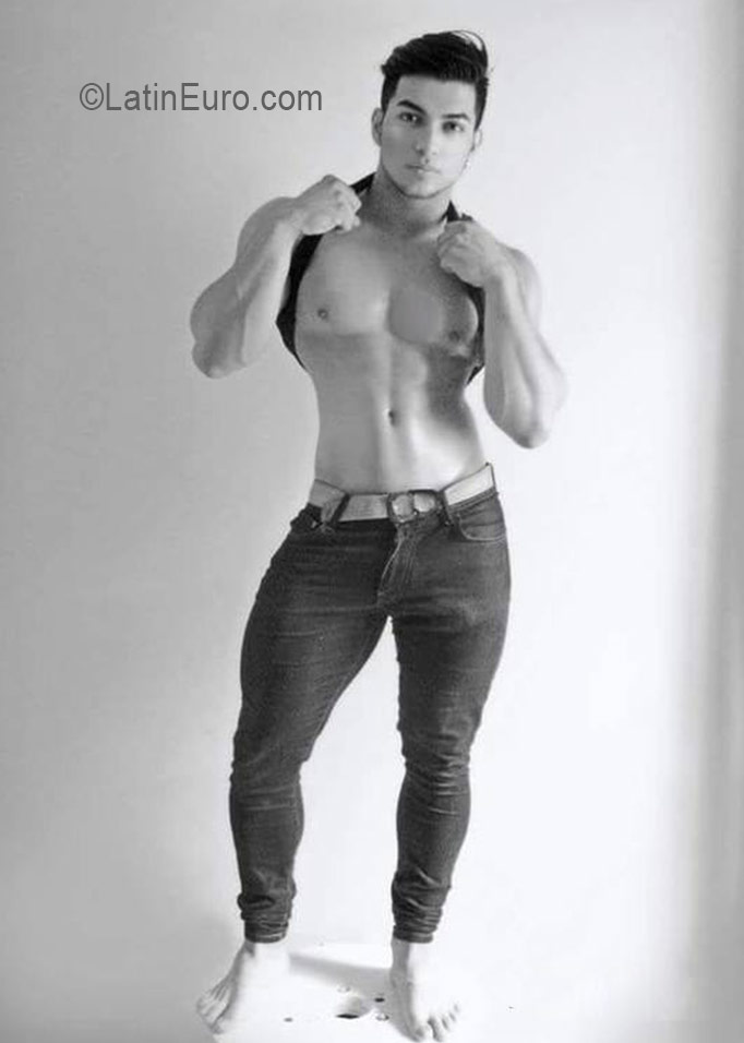 Date this beautiful Colombia man Miguel angel from Mnizales CO19417