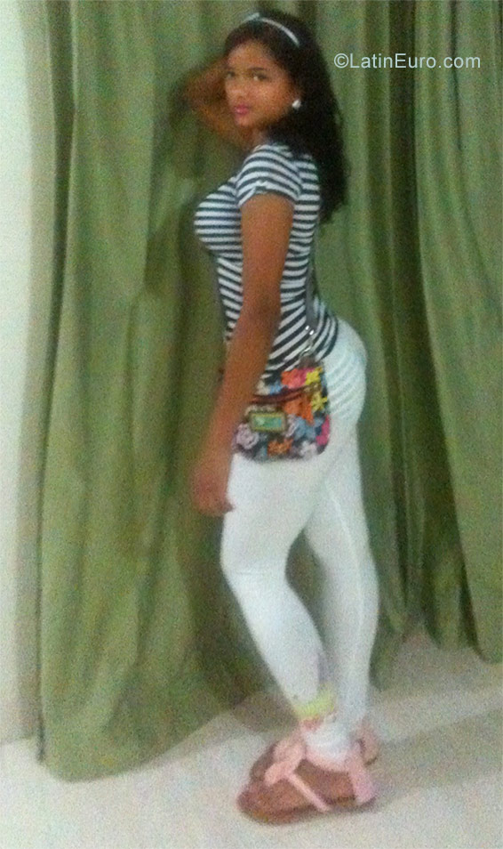 Date this happy Dominican Republic girl Carmen from Santiago De Los Caballero DO26691