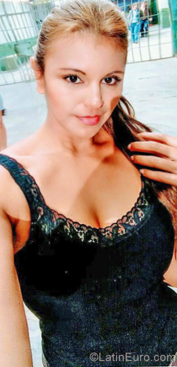 Date this sultry Colombia girl Carmen from Bogota CO20319