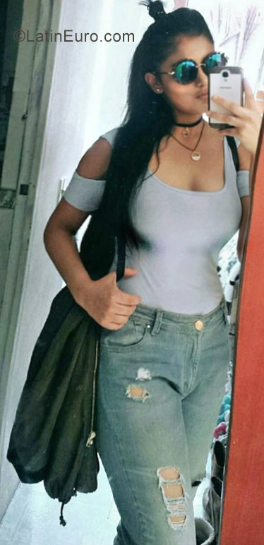 Date this beautiful Colombia girl Daniela from Bogota CO20335