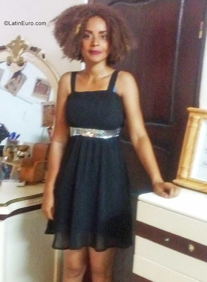 Date this happy Ivory Coast girl Isabelle from Abidjan IC88