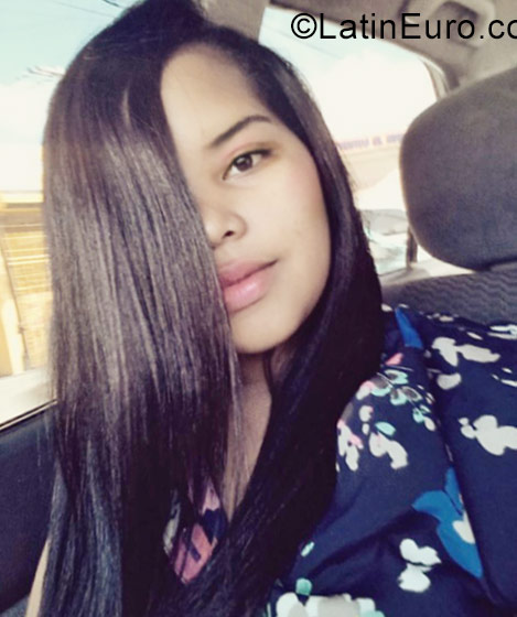 Date this happy Dominican Republic girl Yulisa from Santo Domingo DO27932