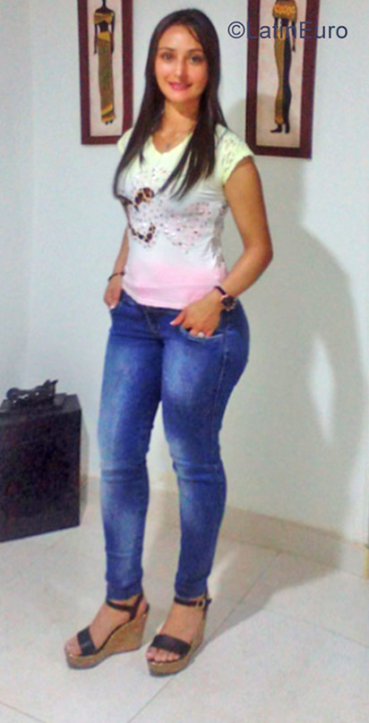 Date this voluptuous Colombia girl Alex bernal from cali CO21573