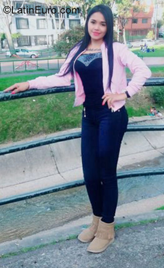 Date this nice looking Colombia girl Julieth from Bogota CO21205
