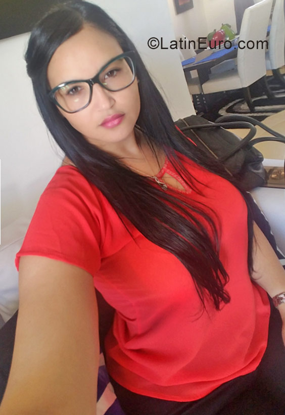 Date this sensual Dominican Republic girl Lilian from Santiago DO28399